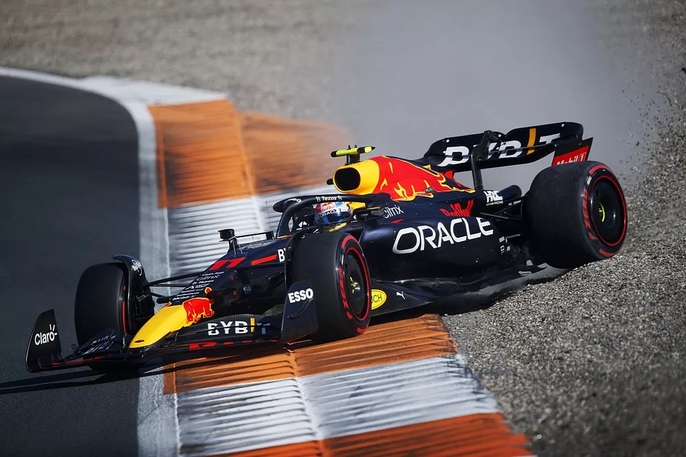Sergio Perez, Red Bull Racing RB18, spins on the gravel
