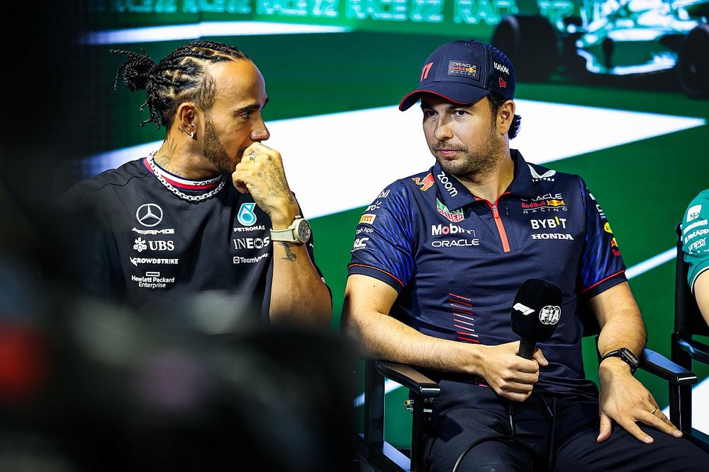Lewis Hamilton, Mercedes-AMG, con Sergio P&eacute;rez, Red Bull Racing, durante la rueda de prensa