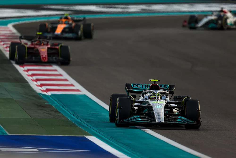 Lewis Hamilton, Mercedes W13, Carlos Sainz, Ferrari F1-75