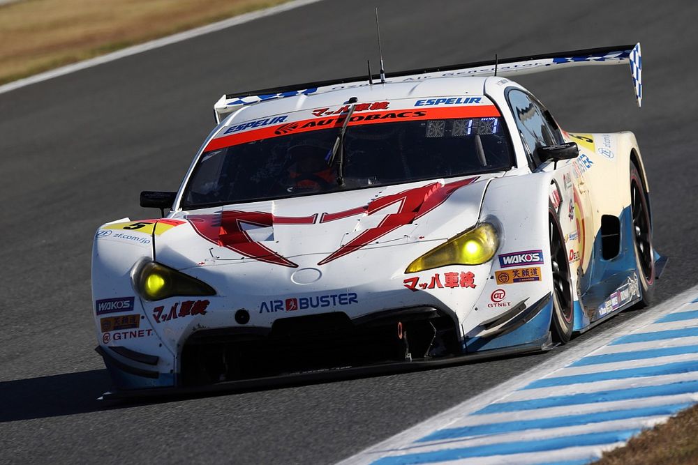戦慄の追突事故。5号車マッハの冨林勇佑、31号車aprの中山から