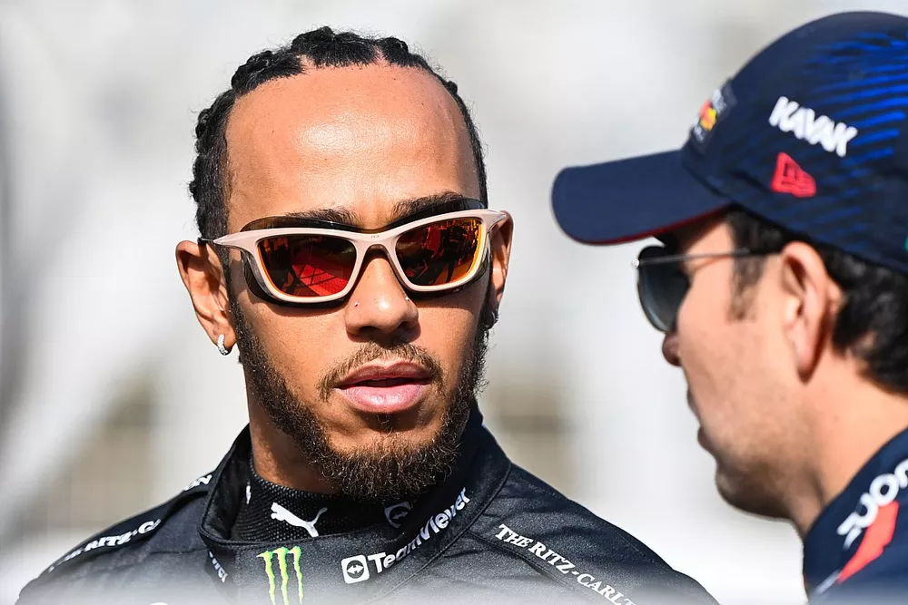 Lewis Hamilton, Mercedes-AMG, habla con Sergio Pérez, Red Bull Racing