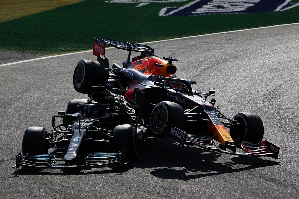 Le crash entre Lewis Hamilton, Mercedes W12, et Max Verstappen, Red Bull Racing RB16B