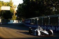 'Pechito' L&oacute;pez marca el ritmo en el segundo libre en Santiago