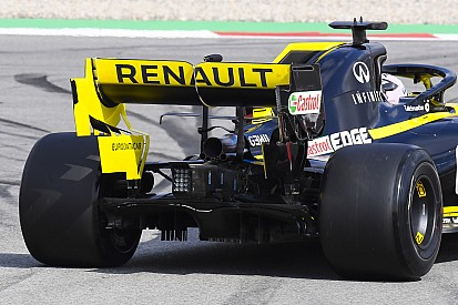 В Renault решили проблему с задним крылом, из-за которой вылетел Риккардо