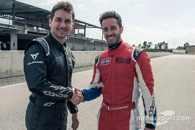 Andrea Dovizioso y Jorge Lorenzo, pilotos de MotoGP de Ducati Corse y embajadores de CUPRA, prueban el coche de competici&oacute;n de la marca