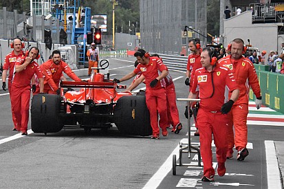 Videón, ahogy Vettel majdnem összetörte a Ferrarit
