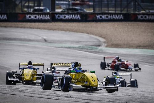Renault desaf&iacute;a a la FIA y sigue adelante con su F3