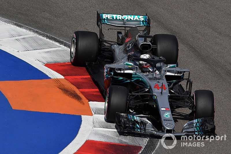 Hamilton le saca seis décimas a Vettel antes de la clasificación en Rusia