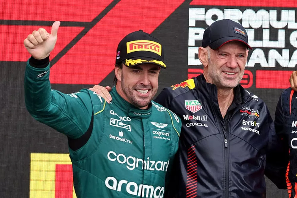 Fernando Alonso, Aston Martin F1 Team, deuxi&egrave;me, Adrian Newey, diretceur technique en chef, Red Bull Racing, Max Verstappen, Red Bull Racing, vainqueur, Lewis Hamilton, Mercedes-AMG, troisi&egrave;me, sur le podium