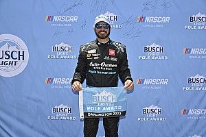 Martin Truex Jr. logra la pole y Suárez sale 6º en Darlington
