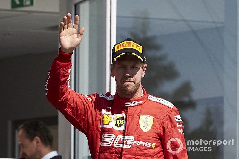 Sebastian Vettel, Ferrari, segundo lugar sube al podio