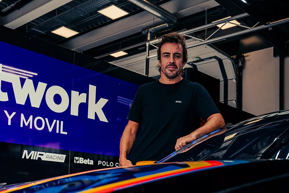 Fernando Alonso prueba el Aston Martin Vantage AMR clase uno