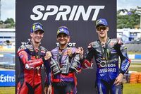 Martín gana un loco sprint de MotoGP repleto de caídas en Jerez