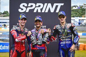 Martín gana un loco sprint de MotoGP repleto de caídas en Jerez