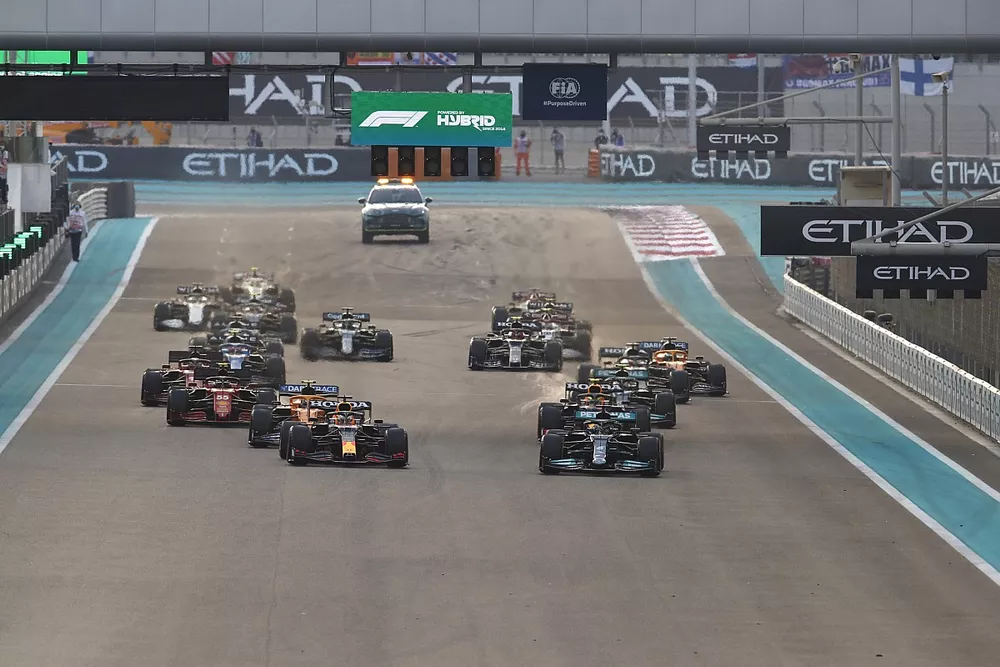 Lewis Hamilton, Mercedes W12, Max Verstappen, Red Bull Racing RB16B, Sergio Pérez, Red Bull Racing RB16B, Charles Leclerc, Ferrari SF21, el resto de la parrilla en la salida