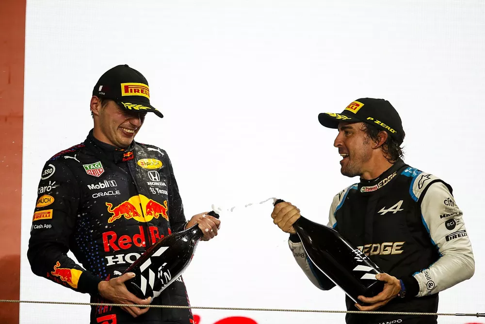 Max Verstappen, Red Bull Racing, segundo clasificado y Fernando Alonso, Alpine F1, tercer clasificado, celebran en el podio