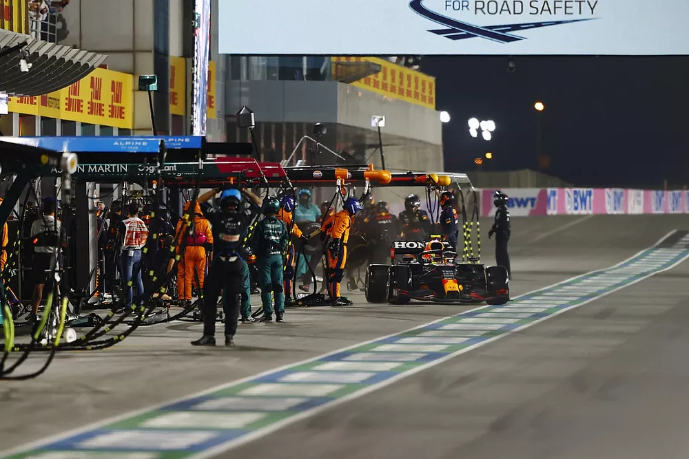 Sergio Perez, Red Bull Racing RB16B, sort de son stand