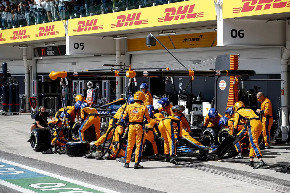 Daniel Ricciardo, McLaren MCL35M, maakt een pitstop
