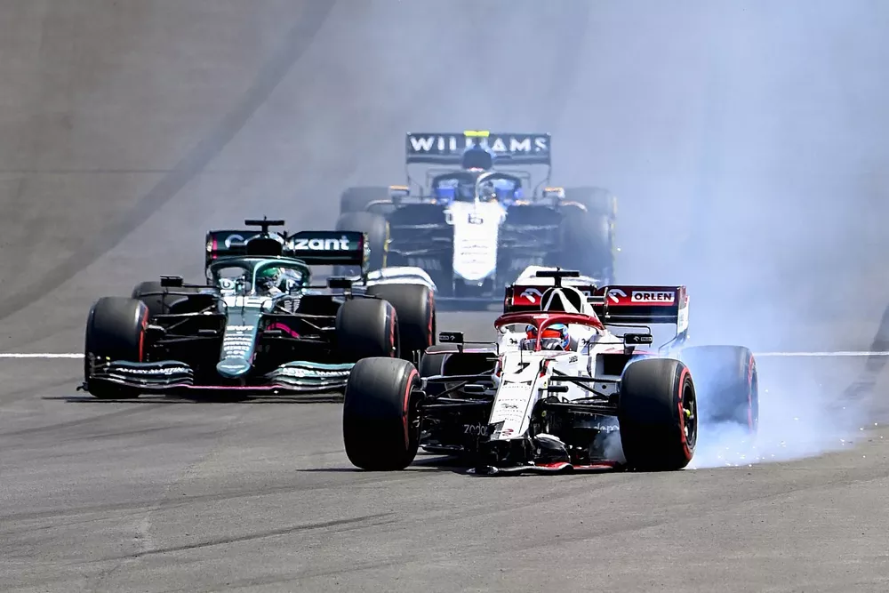 Kimi Raikkonen, Alfa Romeo Racing C41 with a damaged front wing