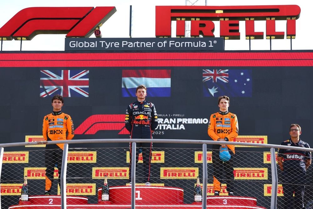 Lando Norris, McLaren, Oscar Piastri, McLaren, Max Verstappen, Red Bull Racing