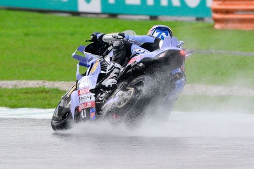Alex M&aacute;rquez sufure "un tir&oacute;n cervical" tras caerse en la FP1 de Malasia