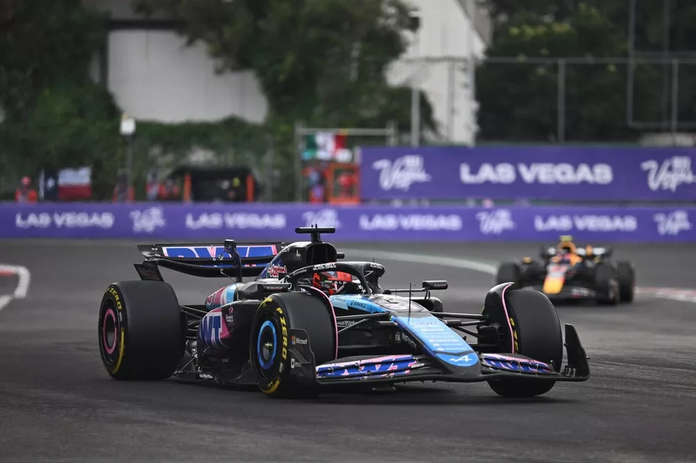 Esteban Ocon, Alpine A524, Sergio Perez, Red Bull Racing RB20