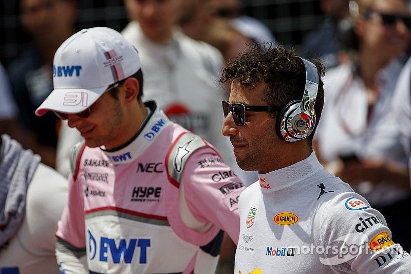 Esteban Ocon, Force India, y Daniel Ricciardo, Red Bull Racing, durante el himno