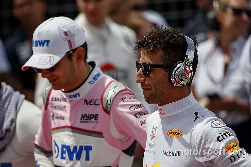 Esteban Ocon, Force India, y Daniel Ricciardo, Red Bull Racing, durante el himno