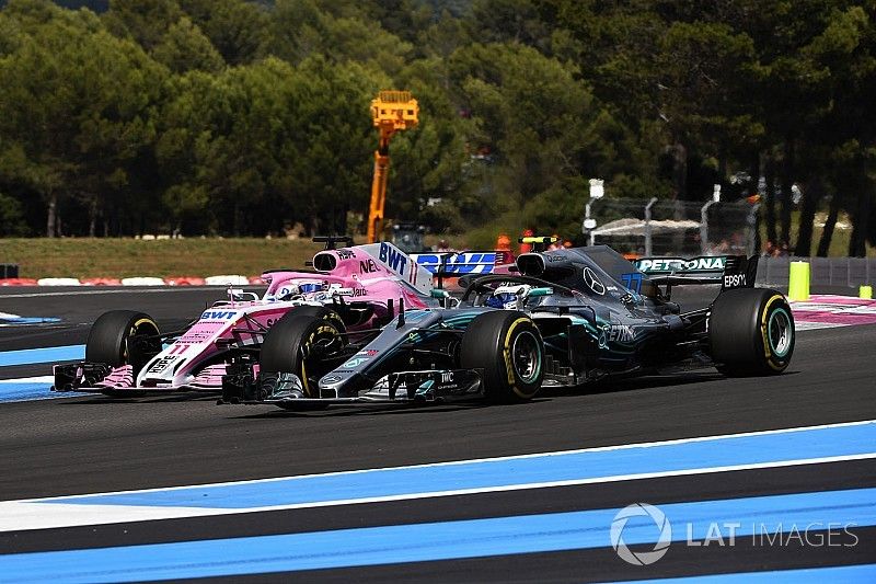 Valtteri Bottas, Mercedes-AMG F1 W09 y Sergio Perez, Force India VJM11 battle