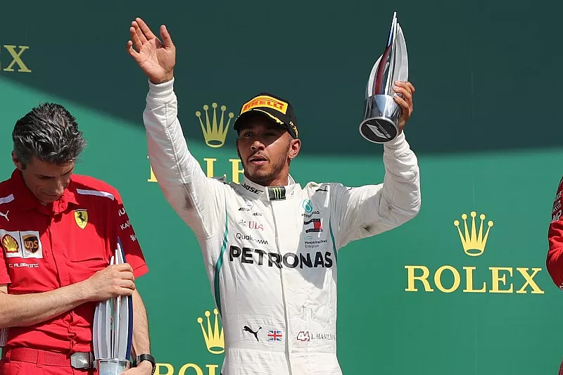 Lewis Hamilton, Mercedes-AMG F1 W09 op het podium