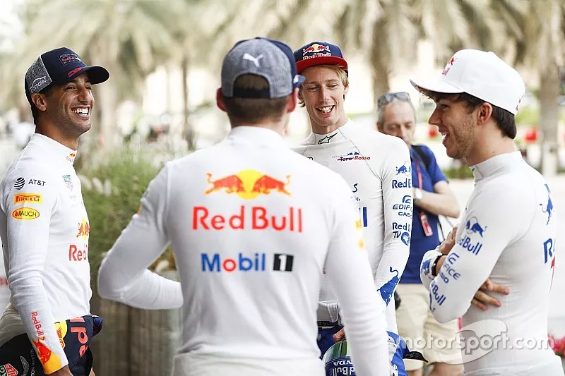 Daniel Ricciardo, Red Bull Racing, Max Verstappen, Red Bull Racing RB14 Tag Heuer, Pierre Gasly, Toro Rosso, et Brendon Hartley, Toro Rosso, in conversation