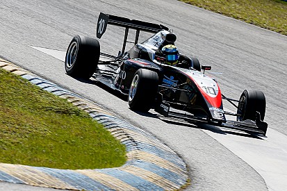 Полет с переворотом: гонка поддержки IndyCar началась с большой аварии