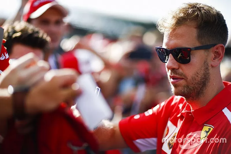 Sebastian Vettel, Ferrari, firma aut&oacute;grafos a los fans