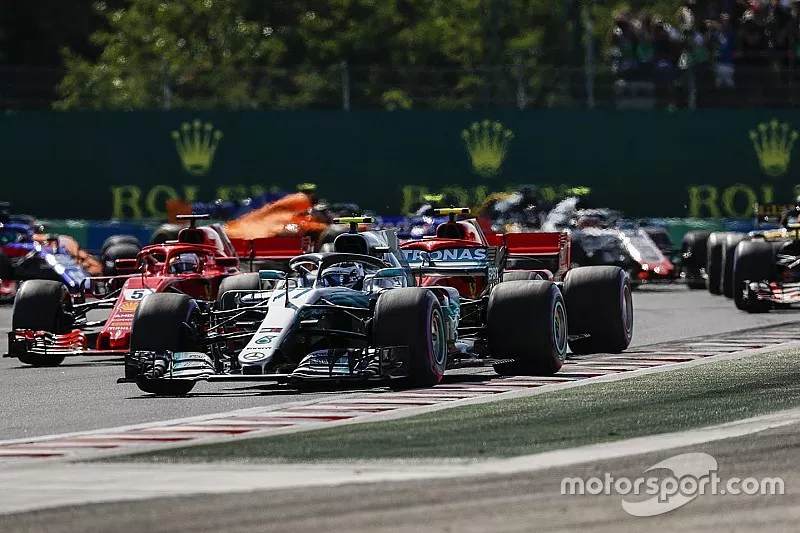Valtteri Bottas, Mercedes AMG F1 W09, Kimi Raikkonen, Ferrari SF71H, Sebastian Vettel, Ferrari SF71H, en la salida