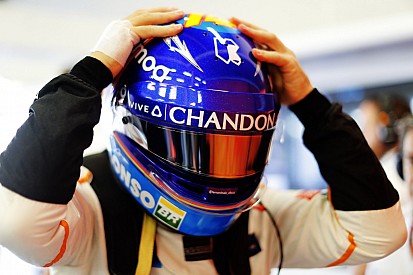 Alonso'nun elini arı sokmuş
