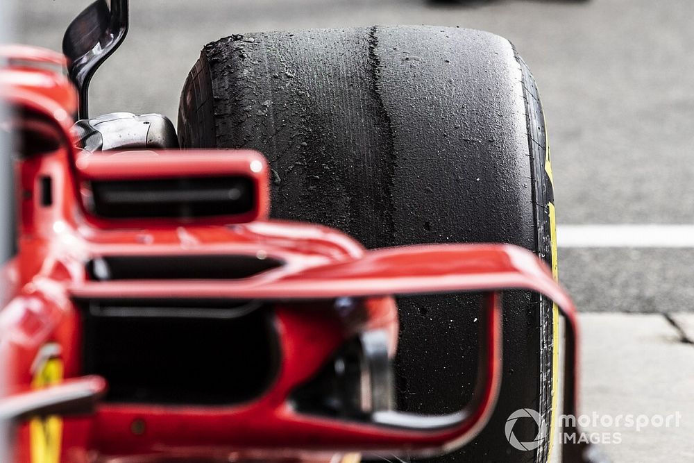 Un pneu arrière de Kimi Raikkonen, Ferrari SF71H dans le Parc Fermé