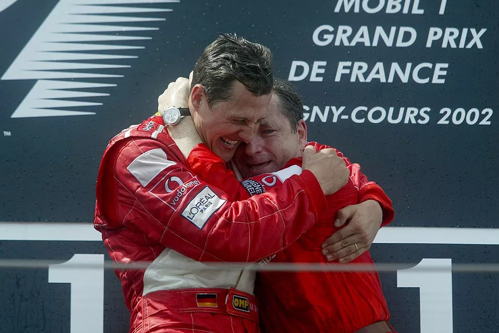 Podio: ganador, Michael Schumacher, Ferrari celebra con Jean Todt, Ferrari