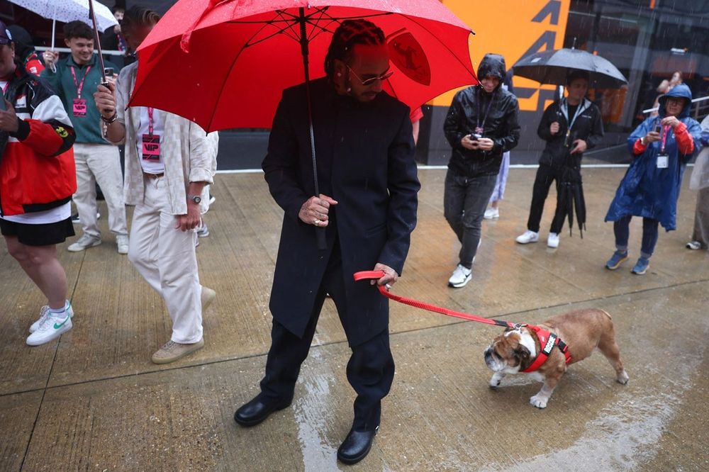 Lewis Hamilton, Ferrari, con su perro Roscoe