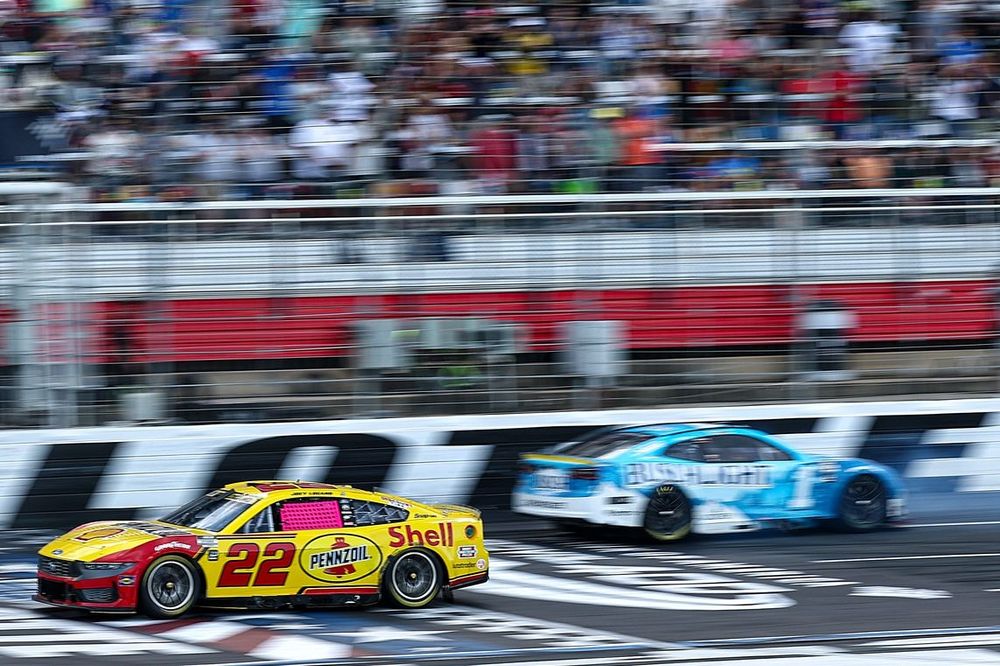 Joey Logano, Team Penske Ford, Ross Chastain, Trackhouse Racing Chevrolet