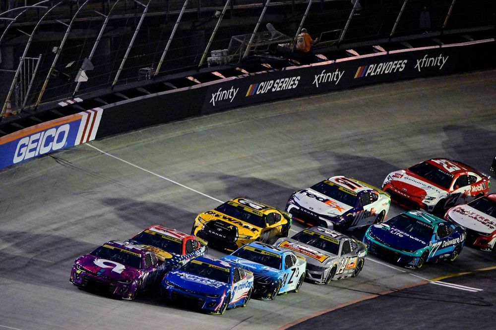 Alex Bowman, Hendrick Motorsports, Ally Chevrolet Camaro and Kyle Larson, Hendrick Motorsports, HendrickCars.com Chevrolet Camaro