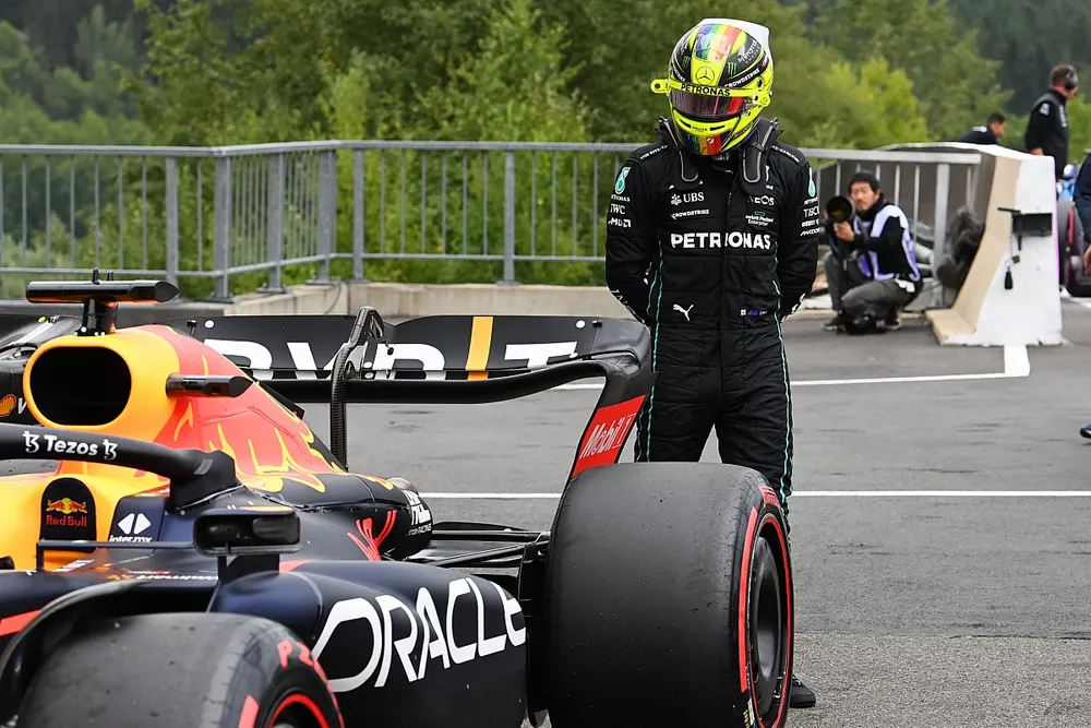 Lewis Hamilton, Mercedes-AMG, inspecte la monoplace de Max Verstappen, Red Bull Racing RB18, dans le parc ferm&eacute;