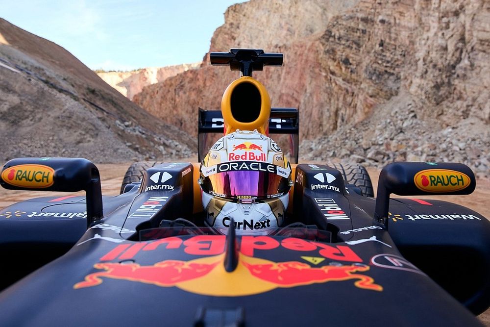 Max Verstappen en el video "From sim to reality" de Red Bull