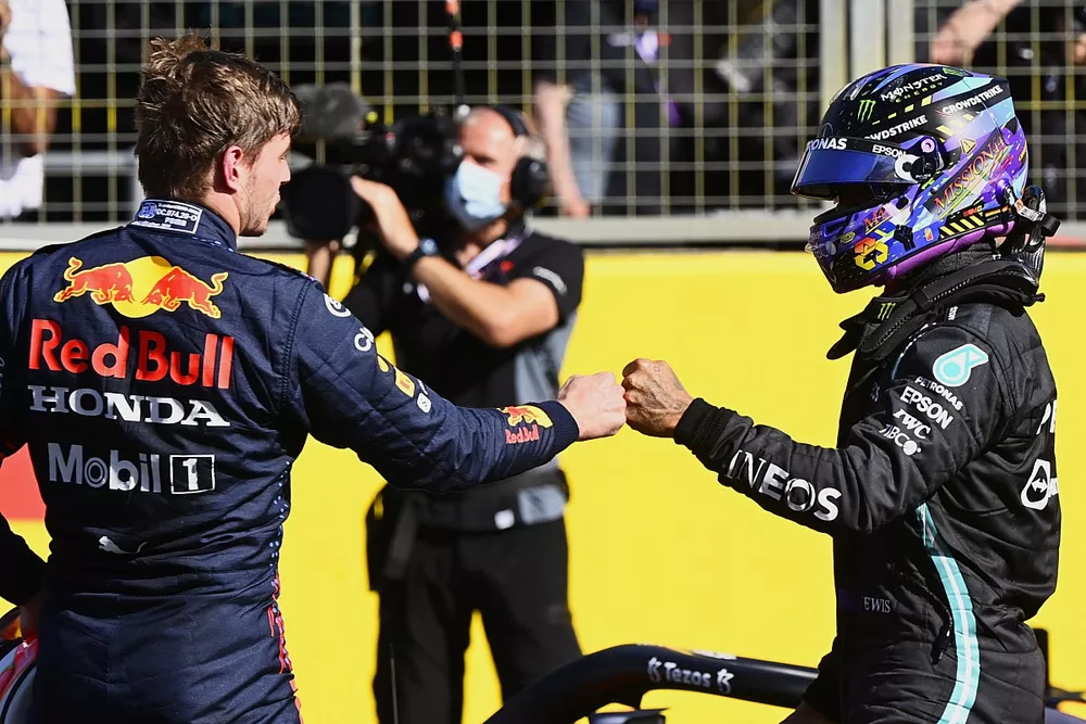 Primer lugar de la carrera Sprint Max Verstappen, Red Bull Racing y el segundo lugar Lewis Hamilton, Mercedes
