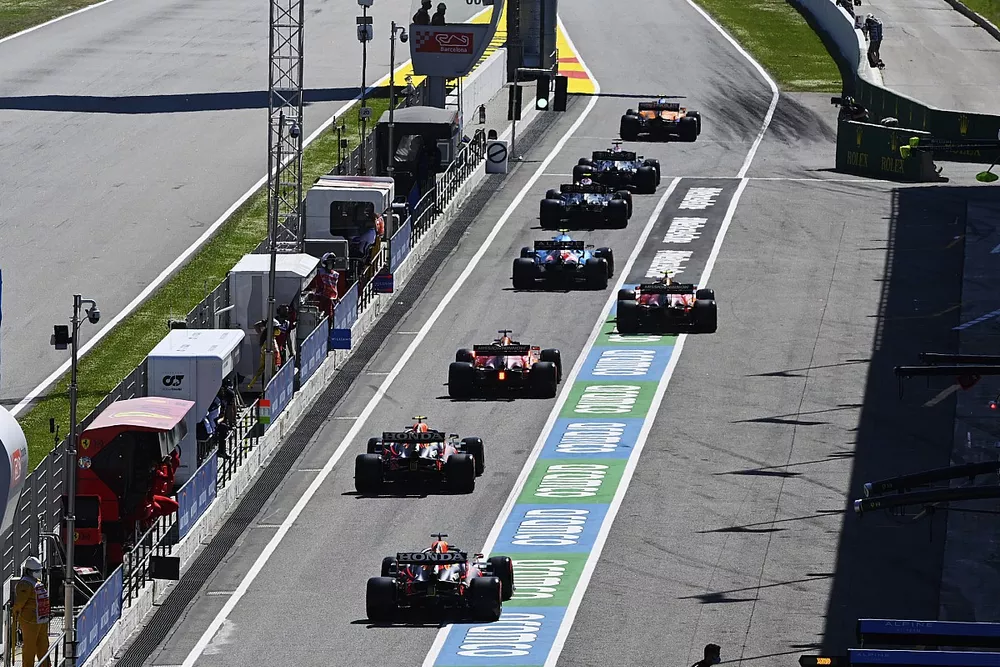 Lando Norris, McLaren MCL35M, y los demás pilotos salen de los boxes durante la clasificación