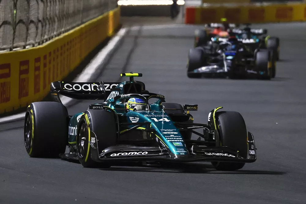 Fernando Alonso, Aston Martin AMR23, George Russell, Mercedes F1 W14