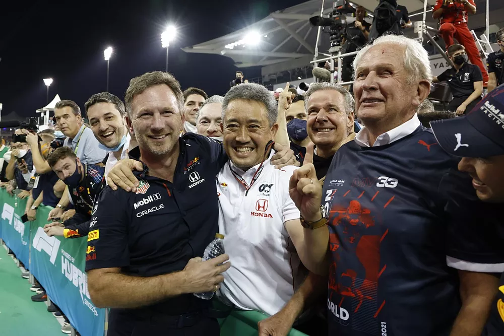 Christian Horner, director del equipo Red Bull Racing, Masashi Yamamoto, director general de Honda Motorsport, Helmut Marko, asesor de Red Bull Racing, celebran