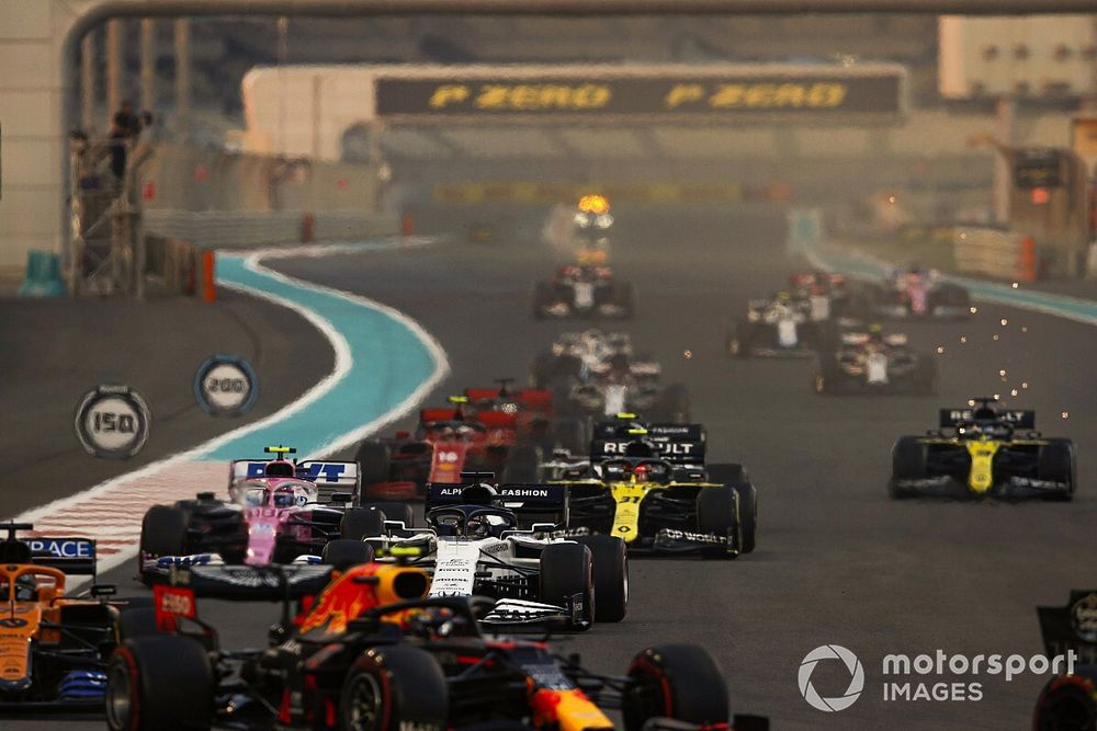 Alex Albon, Red Bull Racing RB16, Carlos Sainz Jr., McLaren MCL35, Daniil Kvyat, AlphaTauri AT01, Lance Stroll, Racing Point RP20, Esteban Ocon, Renault F1 Team R.S.20, al inicio de la carrera