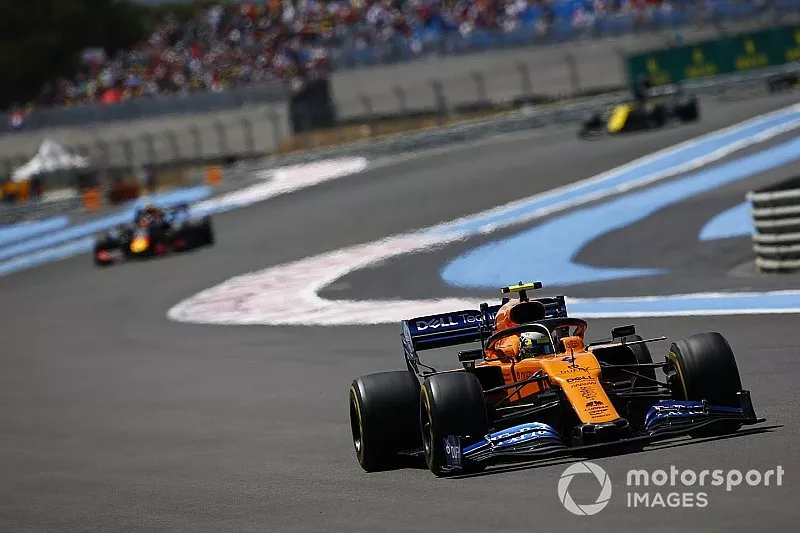 Lando Norris, McLaren MCL34, voor Pierre Gasly, Red Bull Racing RB15