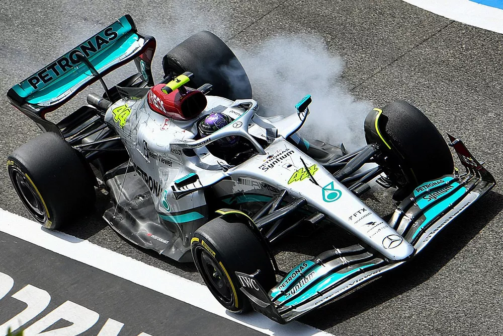 Lewis Hamilton, Mercedes W13, bloque sa roue &agrave; l'entr&eacute;e de la voie des stands
