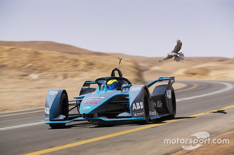 Felipe Massa con el Gen2 ABB FIA Formula E frente al halc&oacute;n